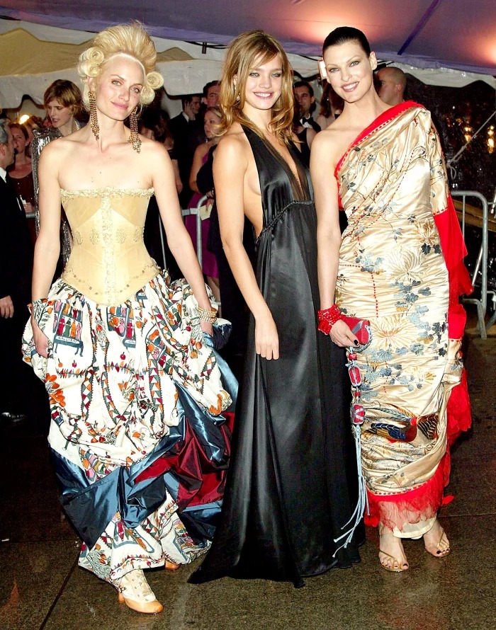 Cùng ngắm nhìn lại những bộ váy dạ tiệc đẹp nhất mọi thời đại tại Met Gala - Ảnh 57